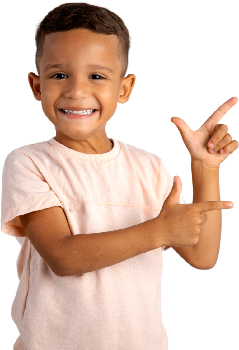 Menino de Camisa clara Sorrindo apontando para o Cima e para o Lado